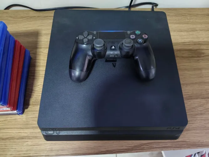 PS4 Slim, 1 Terá, 1 Controle mais jogos.