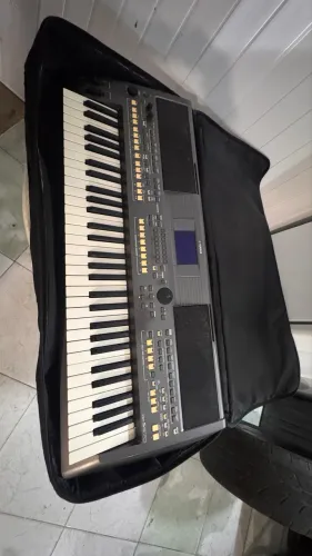 Teclado Yamaha psr s 670 mais estante 