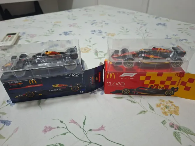 Dupla de Miniaturas F1 Mc Donalds escala 1/43.