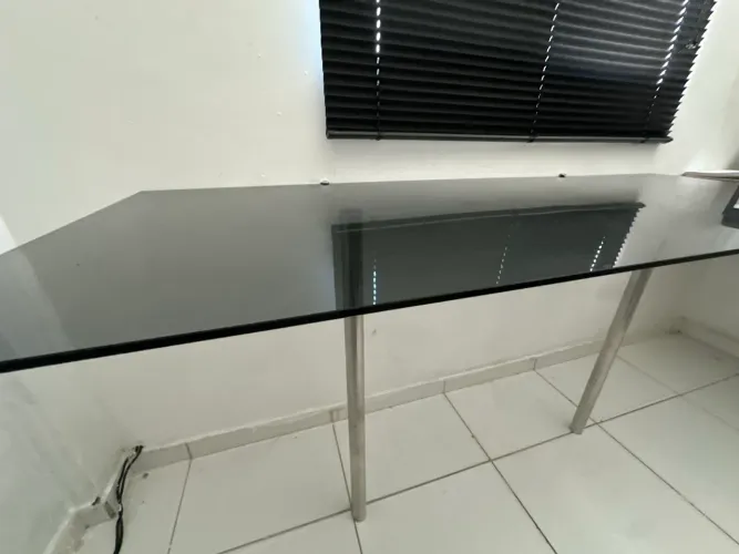 Mesa de vidro de parede