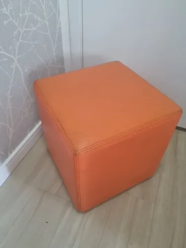 Puff laranja 44 x 44 X 44 cm. De qualidade, seminovo, retira