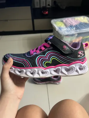 Tenis skechers ele tem luzes que piscam tamanho 33