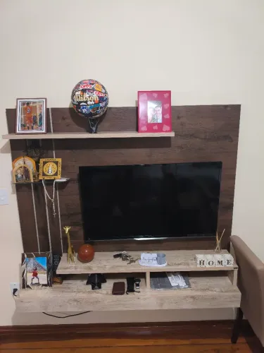 Rack/Painel Suspenso para TV em excelente estado de conservação.