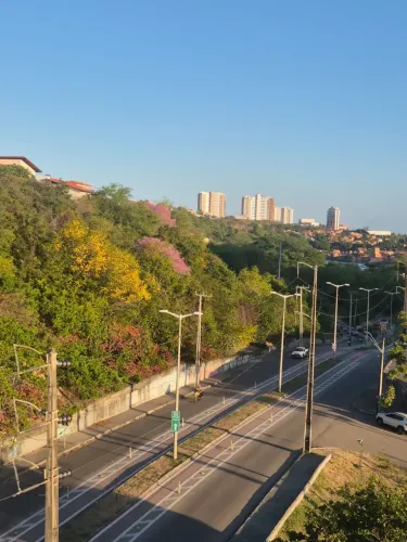 Apartamento totalmente reformado, com vista livre, varanda integrada, 2 suítes e 2 vagas n