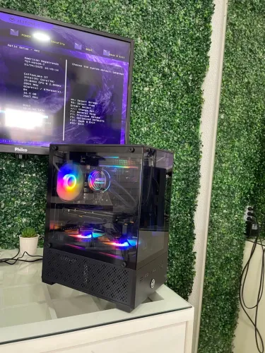 computador desktop do tipo PC Gamer com gabinete aquário (estilo panoramic/fish tank)