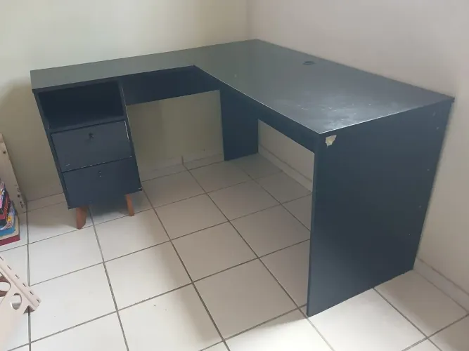 Vendo escrivaninha preta em L (de canto). ?