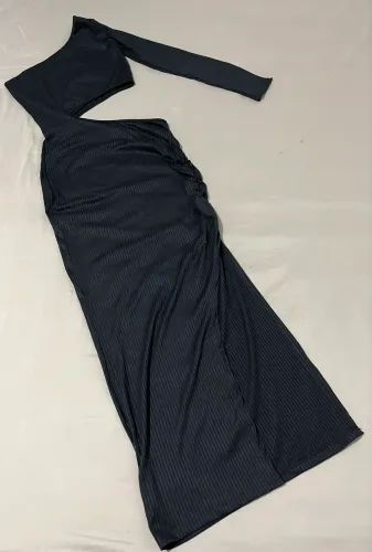 Vestido preto vazado na cintura