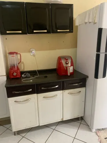 Vende-se essa armário modo de uso em bom estado só cm algumas avarias no valor de 200