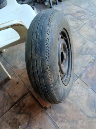 um pneu de estepe cheio aro 14 pra Fusca e Brasília