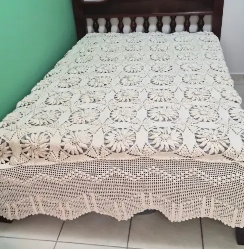 Colcha de croche com detalhes de flores - casal