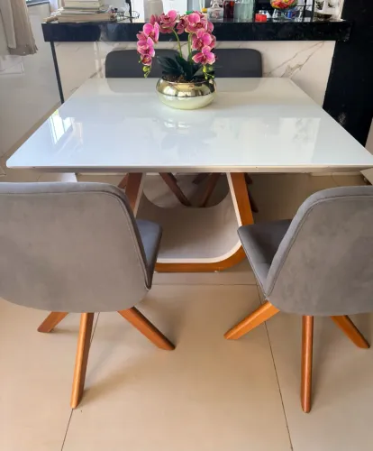 MESA EM MADEIRA COM 4 CADEIRAS