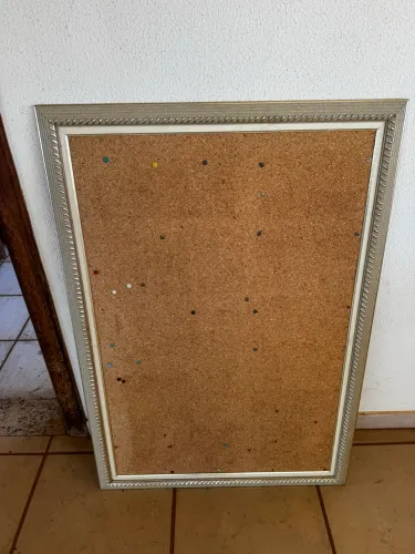 Quadro/mural de cortiça para fotos e recados, com moldura trabalhada (estilo clássico) 