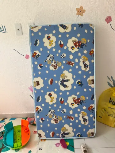 Vendo colchão infantil semi novo