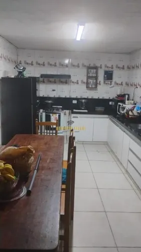 Casa à Venda de 4 Dormitórios, sendo 2 Suíte no Centro de Suzano-SP