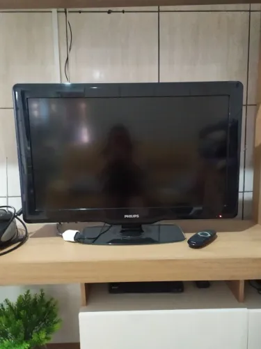 TV LCD 32 polegadas PHILIPS com defeito