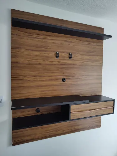 Painel de TV com Prateleira