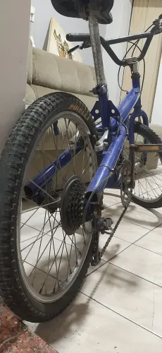 Bicicleta aro 20 com manchas, ideal para praticar esport ou lazer. Esta na hora de pedalar