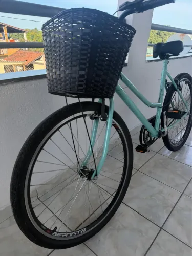 Bicicleta feminina com cesto e acento confortável aro 26