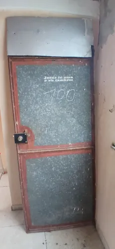 Portão de ferro com chapa metálica 