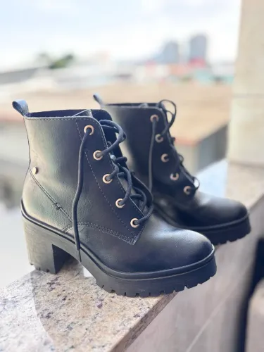 Bota cano curto 35