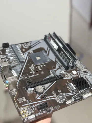 PLACA-MÃE GIGABYTE B550M K + 16 GB DE MEMÓRIA RAM