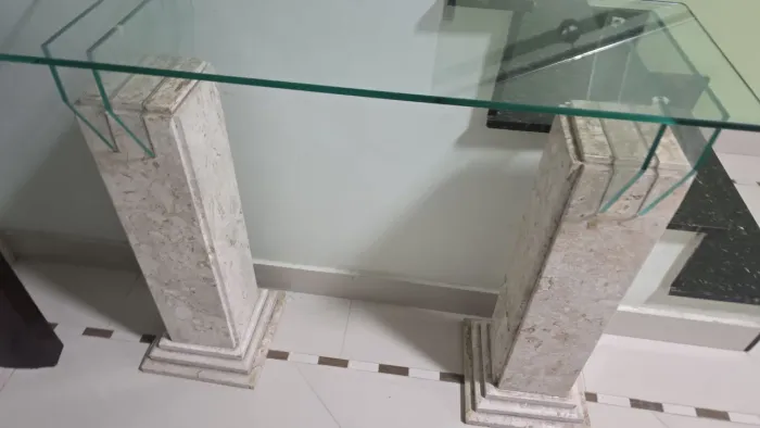 Aparador de vidro e pes de travertino marmore