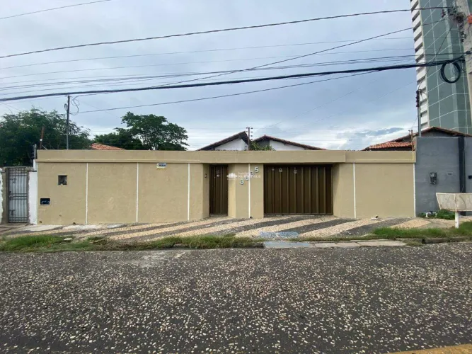 Casa à venda no bairro Horto com 3 quartos, 2 suítes, piscina e área de apoio