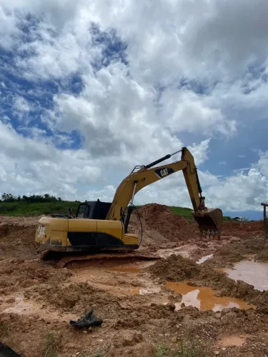 ESCAVADEIRA CAT 32