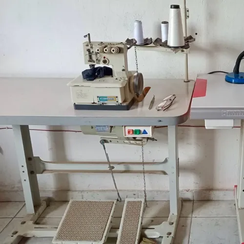 Máquina de Costura Overlock Industrial Bracob Completa com Mesa