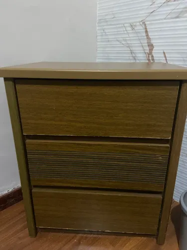 Mesa de cabeceira em madeira 3 gavetas funcionais