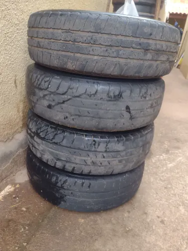 Vendo jogo de rodas com pneus bons originais Fiat 175/70R13 