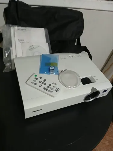 Projetor Sony VPL- DX 146, com acessórios originais (Obs: Apresenta manchas na imagem.