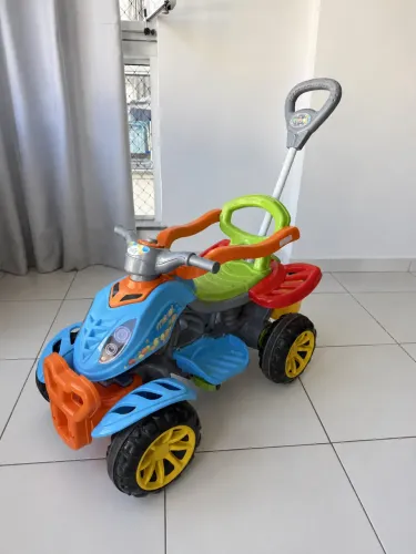 Quadriciclo Infantil Maral Passeio e Pedal Colorido com Haste