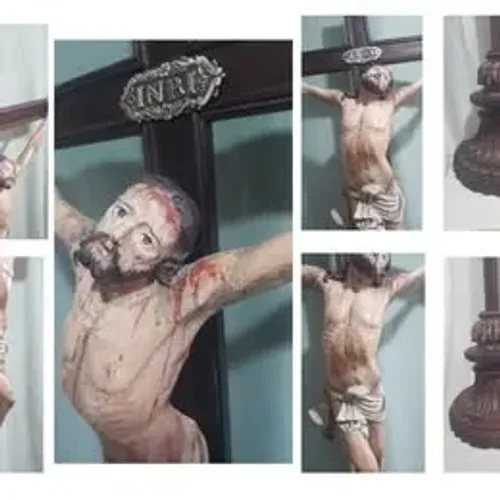 CRISTO CRUCIFICADO SÉCULO XIX, EM MADEIRA POLICROMADA 120 x 47cm, BASE JACARANDÁ