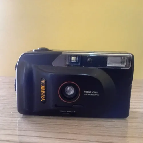  FUNCIONANDO! OBS SOMENTE A Câmera fotográfica Focus Free Yashica Obs:Pequena avaria tampa