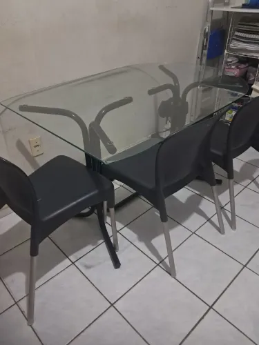 Mesa de vidro Temperado usada 4x cadeiras.
