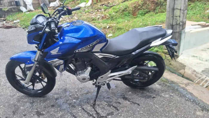 Vendo Linda CB Twister SEM DETALHES, SO TRANSFERIR..