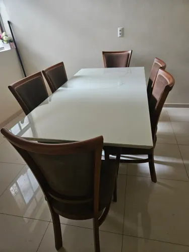 Mesa de jantar com 06 lugares. Negociação diretamente comigo