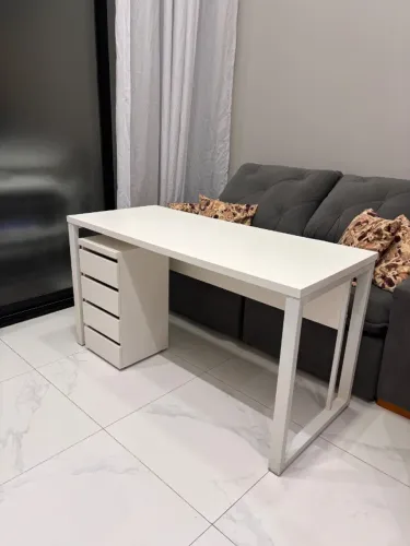 Mesa para  escritório com gaveteiro 