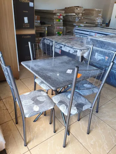 Mesa 4 cadeiras nova