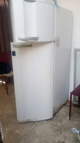 Vende-se uma geladeira focionando tudo certinho valor 500 aceito oferta