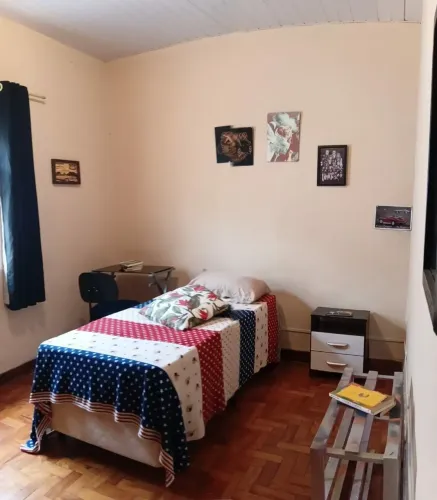 Aluga-se um quarto