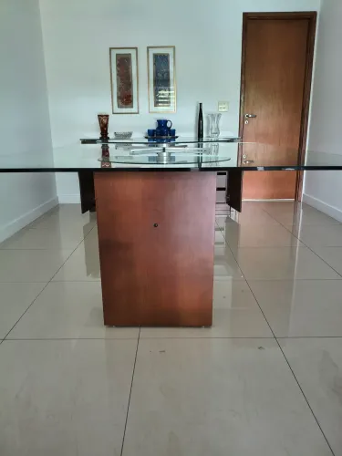 Mesa de jantar para10 lugares (sem cadeiras) e buffet.