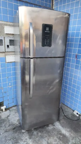 Vendo geladeira Electrolux Frost Free funcionando perfeitamente faço entrega 