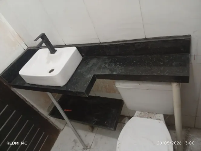 Bancada de banheiro no verde Ubatuba com prateleira