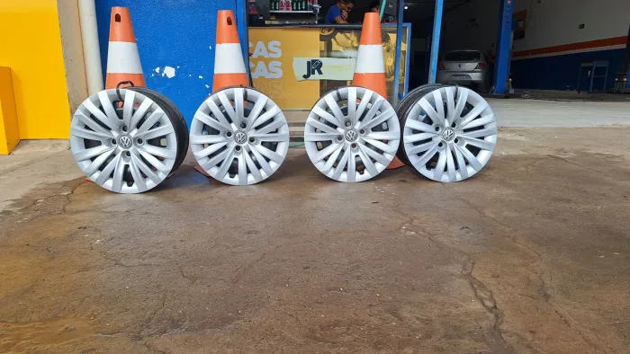 Roda de ferro aro 15 com calotas e parafusos de roda
