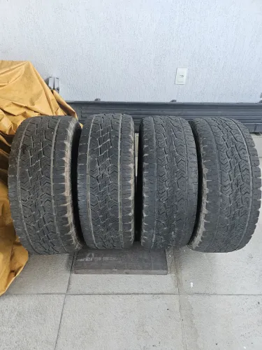 Vendo 4 Pneus Continental 265/60 R18, 1 vulcanizado Valor 500,00 dos 4 SÓ VENDO OS 4