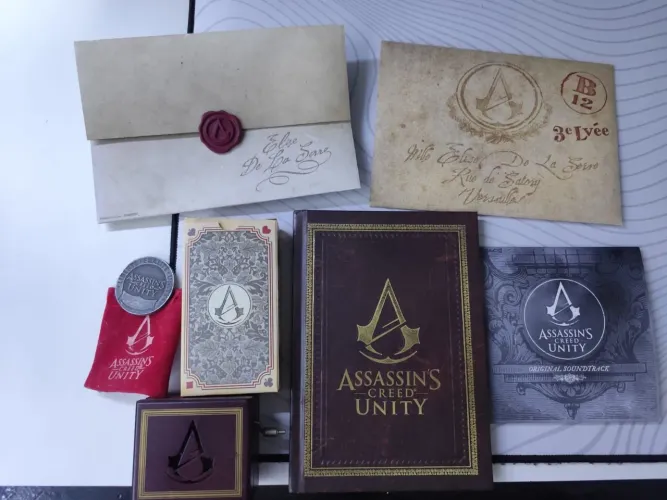 Ítens da edição de colecionador Assassin's Creed Unity Guilhotina Edition