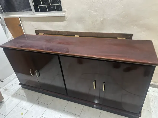 Mesa com 6 cadeiras e um móvel de sala
