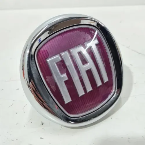 Emblema maçaneta tampa traseira Fiat Palio Attractive 2013